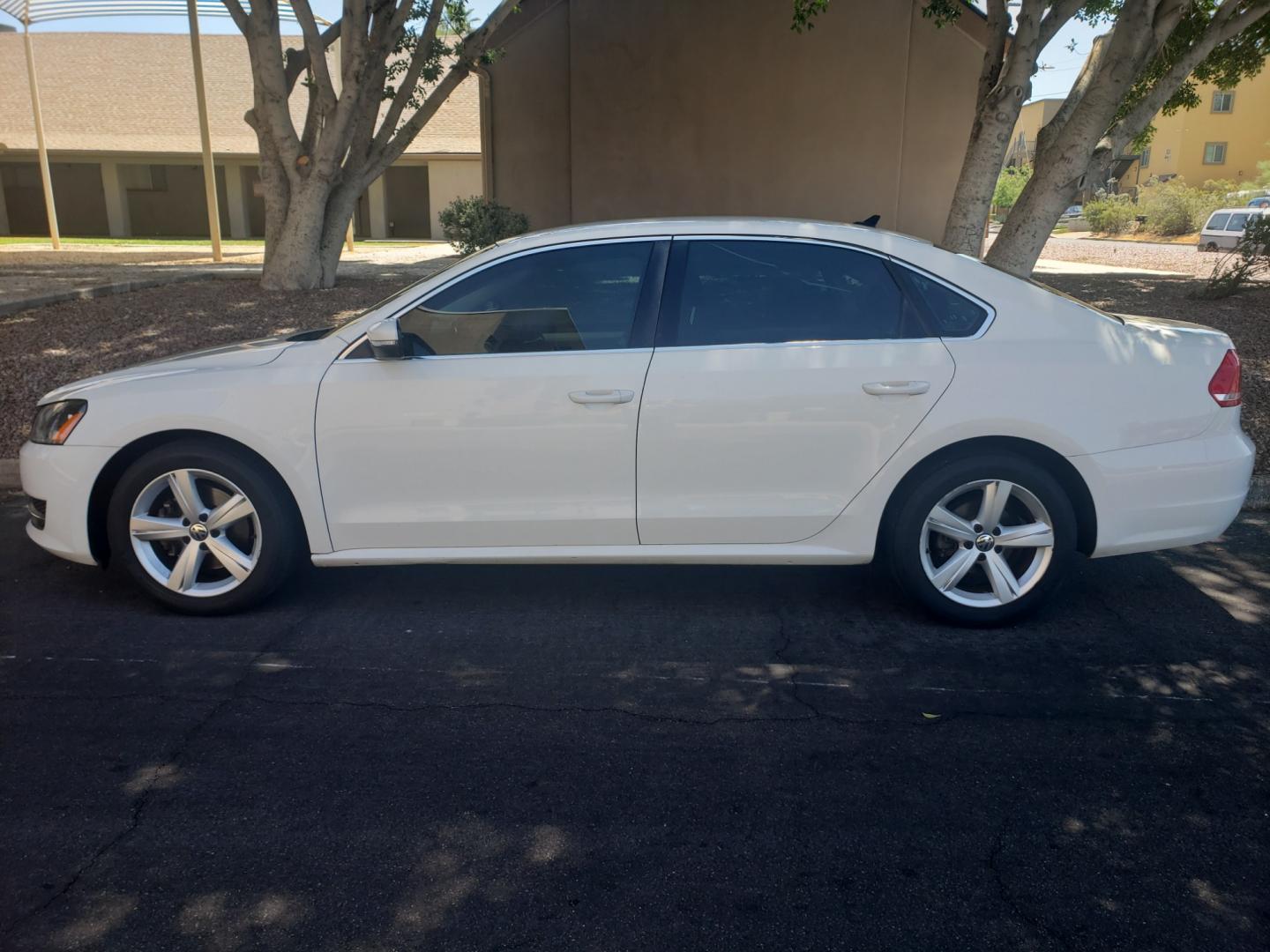 2013 WHITE /gray and black Volkswagen Passat se (1VWBP7A31DC) with an 2.5 l5 engine, 6-Speed Automatic transmission, located at 323 E Dunlap Ave., Phoenix, AZ, 85020, (602) 331-9000, 33.567677, -112.069000 - Photo#6